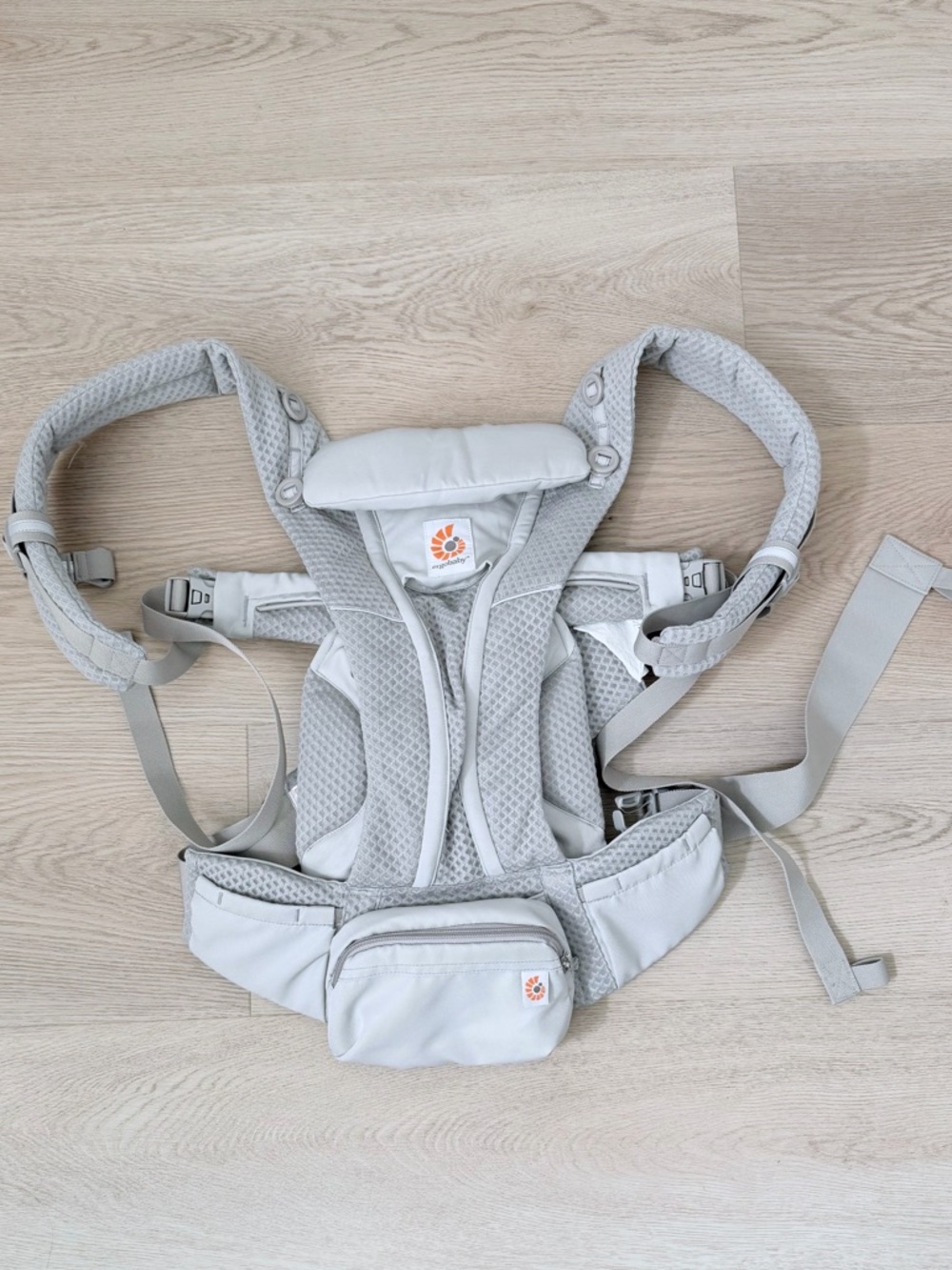 Ergobaby Omni Pearl Grey Mesh with Hip Seat Pouch
